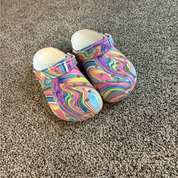 CROCS Women’s Swirl Pattern Slippers - Picture 2 of 4